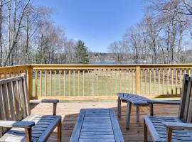 Shared Fire Pit and Kayaks Catskills Lake Retreat!，位于Ellenville的酒店