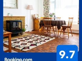 Entire Bungalow between Sea and National Park，位于East Preston的酒店