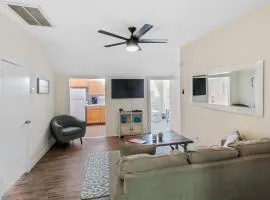 Apt with heated garage Libertyville Near Naval Base