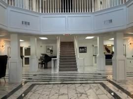 The Enchanted Suites & Residence，位于罗斯威尔的酒店
