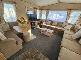 Hot Tub Getaways The Oakley 8 berth caravan with hot tub and quiet setting