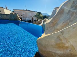 Calpe Chalet adosado entorno playa y montaña tranquilidad relax jacuzzi piscina wifi aire jardin barbacoa y parking，位于卡尔佩的酒店