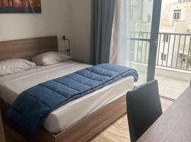 1 Bedroom with private bathroom in a shared 3 bedroom apartment in Swieqi 10 min from Paceville and beach，位于Is-Swieqi的酒店