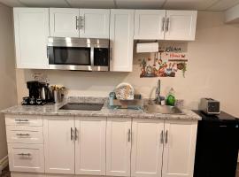 1 bed in-home mini apartment in Dieppe，位于迪耶普的酒店