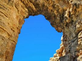 كرفان الايام السبعة，位于Ţīwī的酒店