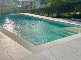 Bed & Breakfast con vista giardino e piscina，位于Borgofranco dʼIvrea的酒店