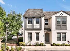 5-Bedroom Private Pool Townhouse，位于达文波特的酒店