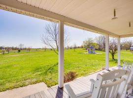 Fire Pit and Gazebo Rural Warrensburg Getaway!，位于沃伦斯堡的酒店