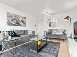 Spacious, Chic Townhouse with Parking&Garden