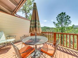 Walk to Dtwn Ruidoso Mtn-View Condo with Pool!，位于鲁伊多索的滑雪度假村
