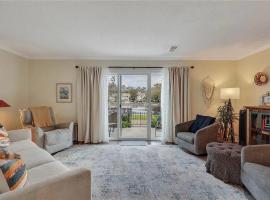 Relaxing Lakeview Stay Near Beach w Pool，位于圣西蒙斯岛的酒店