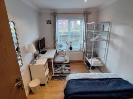 Cosy Gated Room with Free Secure Parking Private Bathroom