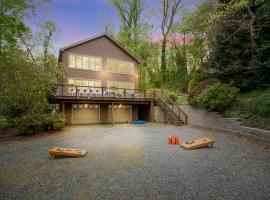 Luxury Bay Family Fun - 5BR, Game Rm, Theater, PingPong w WaterViews，位于Saint Leonard的酒店