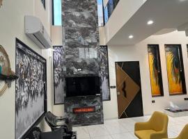 Luxury Villa with Scenic Views Private Deck By NRIs For NRIs，位于巴罗达的酒店
