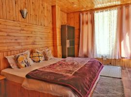 Ailyak Stays and Cafe, Shoja, Jibhi，位于Shoja的酒店