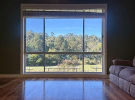 Sunlit Sanctuary at Kingston，位于金斯顿的酒店