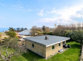 Awesome Home In Allinge With Wifi，位于阿灵厄的带按摩浴缸的酒店