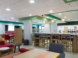 希尔顿萨尔蒂约佐娜机场汉普顿酒店，位于萨尔蒂约的酒店