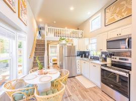 Rainforest Tiny Home Retreat #21 Bohemian Cottage，位于福克斯的小屋