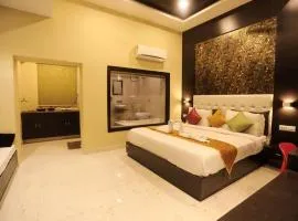 Z Resort with Pool and Parking