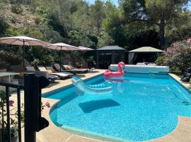 Gîte des Estelles "Axel" avec espace Jacuzzi，位于卡瓦永的酒店