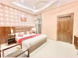 HOTEL NIL GAGAN Near Shree Vishwanath Temple - Fully Air Conditioned Room-Hygiene And Spacious Room - Free Wi-Fi - A Top Rated Hotel，位于瓦拉纳西的酒店