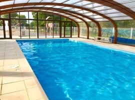 Chalet tout équipé vue sur le lac de la Dathée Vire Normandie，位于Saint-Manvieu-Bocage的酒店