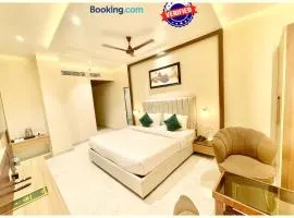 HOTEL LUXUARY VEDANGAM Near Shree Kashi Vishwanath Temple and Ganga Ghat - Luxuary And Spacious Room - Fully Air Conditioned Hotel - Restaurant - Lift Facilities - A Top Rated Hotel