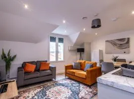 Central 2 Bed Apartment - Shops, Dining & Trains Nearby