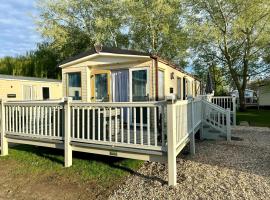 Tattershall Lakes 2 bedroom,6 berth Holiday home with hot tube，位于塔特舍尔的酒店