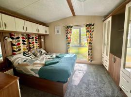 Tattershall Lakes 2 bedroom,6 berth Holiday home with hot tube，位于塔特舍尔的酒店
