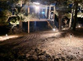 Rustic Treehouse，位于Peyton的酒店