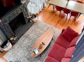 Pocono Chalet,Hot Tub,Arcade,Fireplace, Lake,Pool, Pet friendly, near Jim Thorpe No extra fees to use amenities，位于Towamensing Trails的酒店