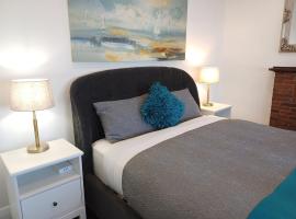 Central gem for modern family, 2min walk to beach!，位于麦克唐奈港的酒店