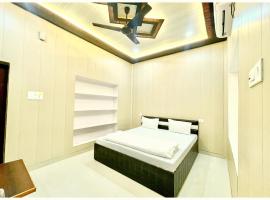 HOTEL DEV # VILL Near Kashi Vishwanath Temple - Restaurant and Free Wifi Facilities - Fully Air Conditioning Hotel - A Top Rated Hotel，位于瓦拉纳西的酒店