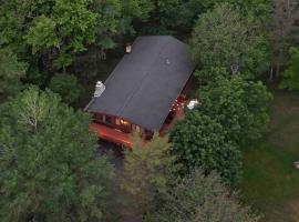Romantic Chalet Hot Tub Near Hunter Mountain，位于Tannersville的酒店