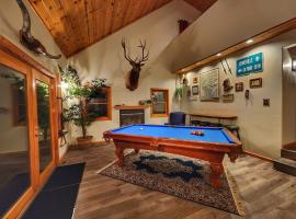 GroupReady, HotTub, PoolTable, FullKitchen & Pups，位于Portola的酒店