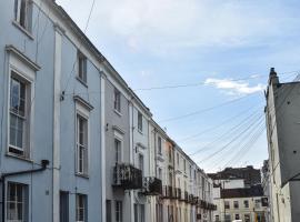 Georgian Shared House No'2 - By Clifton Short Lets，位于布里斯托的酒店