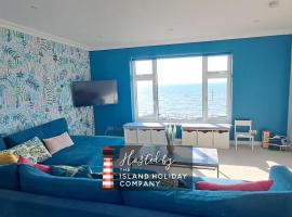 Princes Esplanade-Luxury Beachfront House with Balcony a stone throw from Gurnard Beach，位于Gurnard的酒店