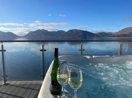 Loch Linnhe Waterfront Lodges with Hot Tubs，位于格伦科的酒店