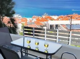 Rona Vista Suites Sea view modern living