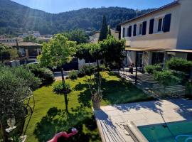Wonderful Villa , swimming pool, air conditionner-4 chambres，位于屈埃尔的酒店