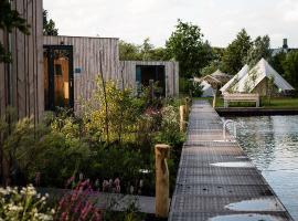 Zwier, de Vrijhaven，位于芬克芬的带泳池的酒店