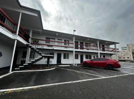 Travelers Inn by OYO Longview Kelso，位于长景市的酒店