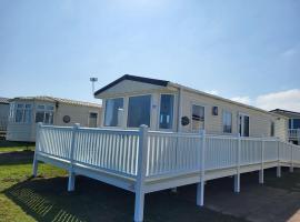 Sea Bliss Beachfront Caravan, 2 Bed King Ensuite, Sleeps 6, Wrap Decking, Crimdon Dene，位于哈特尔普尔的酒店