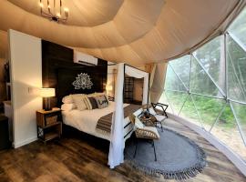 Bunny Bungalow Romantic Getaway in a Spacious Geodome，位于New Straitsville的简易别墅