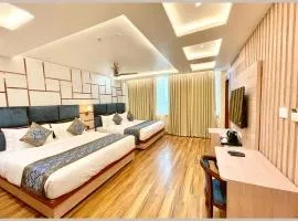 HOTEL MANTAVYA PREMIUM Near Kashi Vishwanath Temple - Lift and Parking Facilities - Air Conditioning Room - Top Rated Four Star Hotel