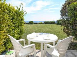 LocaLise - Maison D02 - Vue mer - Accès piscine - Wifi inclus - Draps et lits faits inclus - Face à la plage - Centre et port à 700m，位于吉尔维内克的酒店
