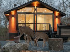 Modern Retreat Poconos 3BR Fire Pit Skiing，位于东斯特劳兹堡的自助式住宿