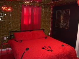 NEW Kink Loft King Bed Naughty Playrooms，位于阿马里洛的酒店